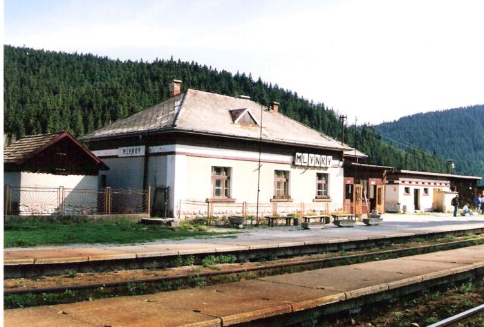  Mlynky - výpravná budova. Šikmý pohľad zo strany koľají od Margecian. Vzadu WC. Foto: R. Chalupa, 30.4.2000. 126 x 89, COLOR 