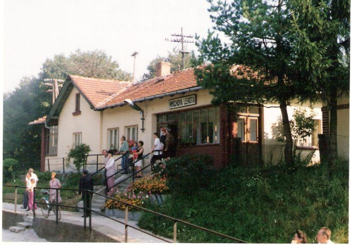  Mníchova Lehota - výpravná budova. Šikmý pohľad zo strany koľají od Topolčian. Foto: M. Entner, 25.8.1996. 126 x 89, COLOR 