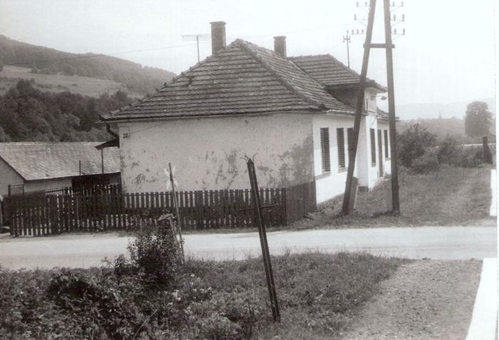  Nadabula - výpravná budova. Šikmý pohľad zo strany koľají od Dobšinej. Vpredu osvetľovací stĺpik pre petrolej. lampu z koľajnice. Foto: J. Kubáček, 31.7.1992 178 x 125 
