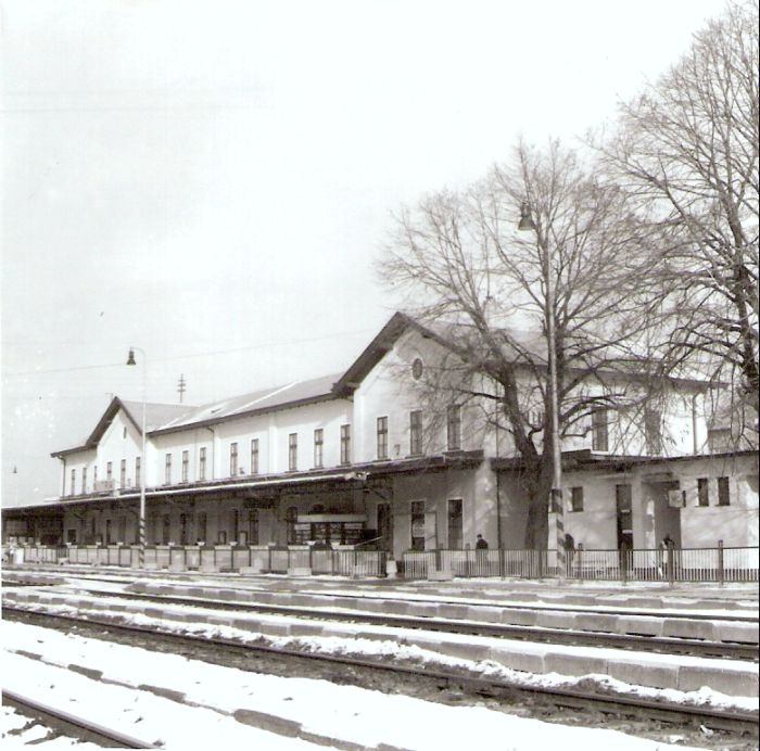 Nitra - výpravná budova. Zimný šikmý pohľad zo strany koľají od Šurian. Foto: J. Kubáček, 5.1.1996. 100 x 99 