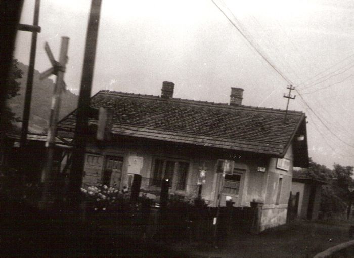  Nižný Skálnik - výpravná budova. Šikmý pohľad zo strany koľají od Tisovca. Vpredu priecestie AŽD. Foto: J. Kubáček, 1.8.1992. 179 x 125 