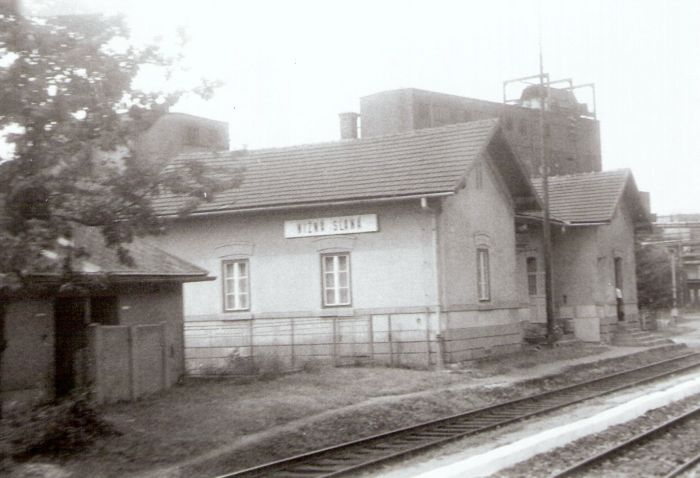 Nižná Slaná - výpravná budova. Šikmý pohľad zo strany koľají od Rožňavy. Foto: J. Kubáček, 31.7.1992. 178 x 126 