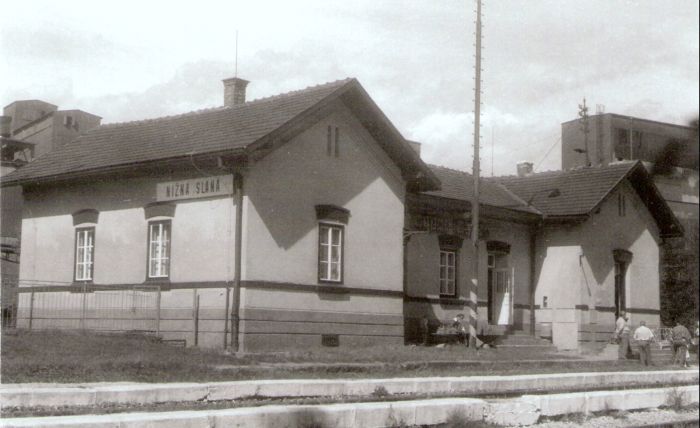  Nižná Slaná - výpravná budova. Šikmý pohľad zo strany koľají od Rožňavy. Foto: J. Kubáček, 10.9.1994. 180 x 119 