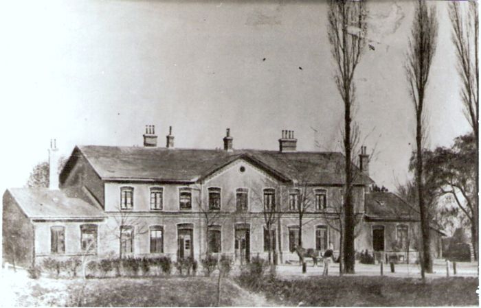  Nové Mesto nad Váhom - výpravná budova. Šikmý pohľad z predstaničného priestoru od Žiliny. Foto: Anon., cca 1930. Repro: Anon., Trenčianske múzeum. 128 x 82 