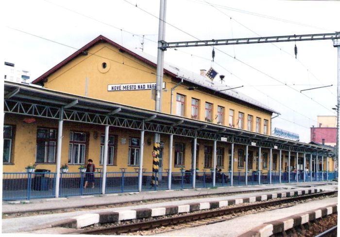  Nové Mesto nad Váhom - výpravná budova. Šikmý pohľad zo strany koľají od Bratislavy. Foto: M. Entner, 3.11.1986. 126 x 88, COLOR 