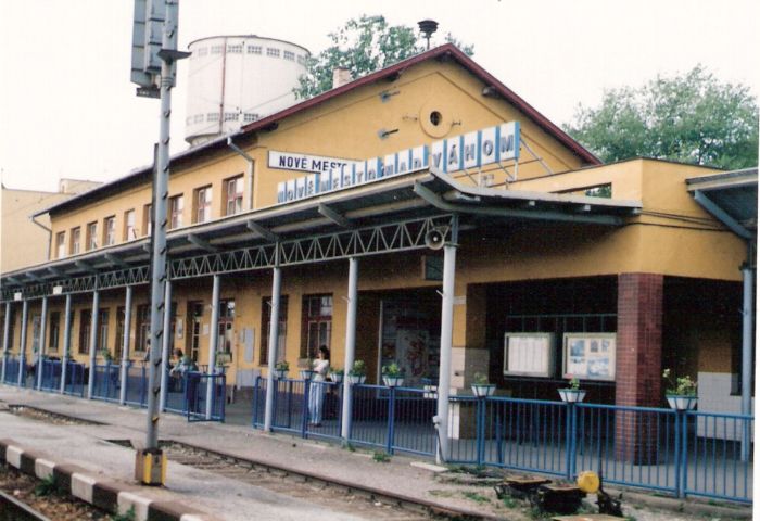  Nové Mesto nad Váhom - výpravná budova. Šikmý pohľad zo strany koľají od Žiliny. Vpredu návestidlo AŽD. Foto: M. Entner, 3.11.1996. 126 x 88, COLOR 