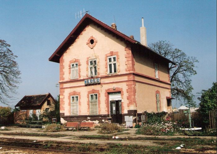  Neded - výpravná budova. Šikmý pohľad zo strany koľají od konca trate. Foto: M. Entner, 10.2000. 177 x 126, COLOR 