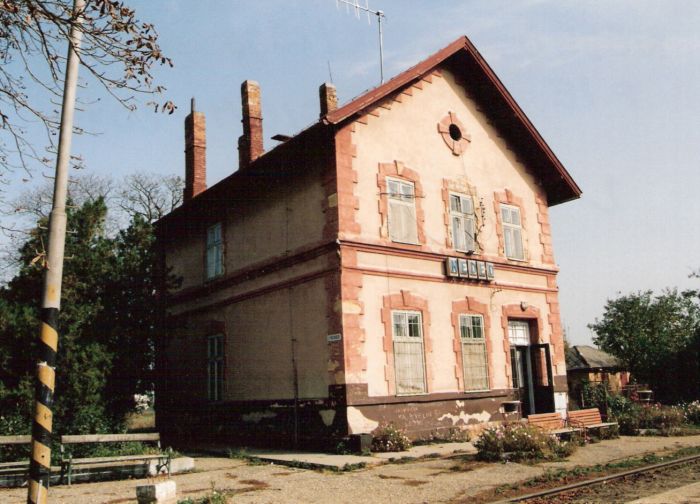  Neded - výpravná budova. Šikmý pohľad zo strany koľají od Šale. Foto: M. Entner, 10.2000. 177 x 126, COLOR 