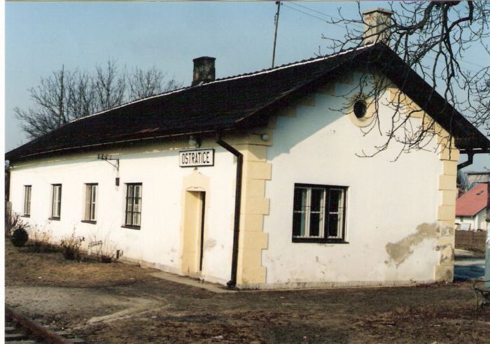  Ostratice - výpravná budova. Šikmý pohľad zo strany koľají od Topolčian. Foto: M. Entner, 26.2.1996. 125 x 88, COLOR 