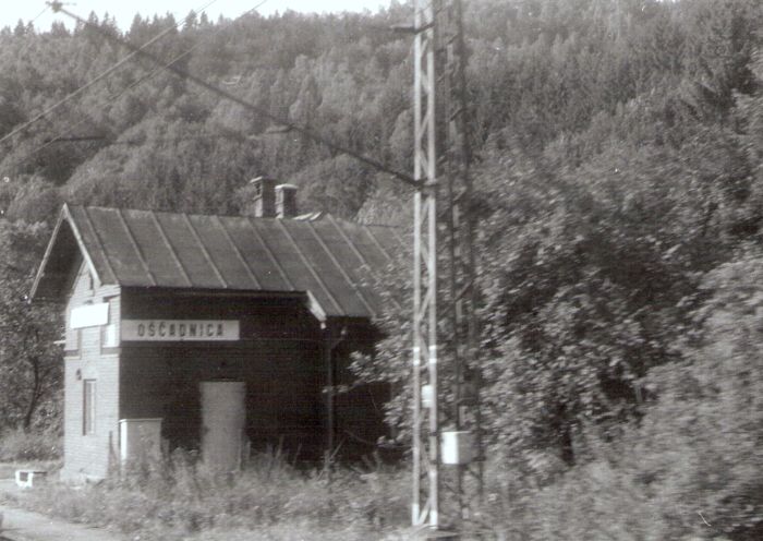  Oščadnica - výpravná budova. Šikmý pohľad zo strany koľají od Čadce. Foto: J. Kubáček, 14.8.1994. 181 x 130 