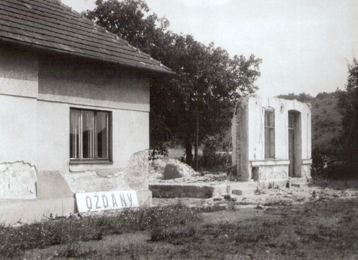  Ožďany - výpravná budova stará. Šikmý pohľad zo strany koľají od Poltára na posledné zvyšky likvidovanej budovy. Foto: J. Kubáček, 30.7.1992. 178 x 126 