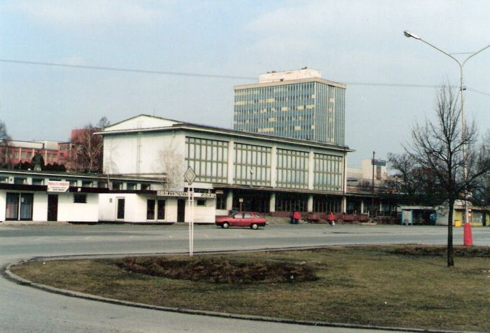  Partizánske - výpravná budova. Šikmý pohľad z predstaničného priestoru od Topolčian. Foto: M. Entner, 3.1996. 126 x 89, COLOR 
