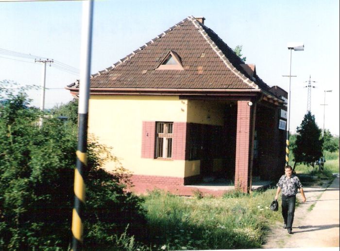  Pezinok zastávka - výpravná budova. Šikmý pohľad zo strany koľají od Bratislavy. Foto: M. Entner, 4.7.1996. 126 x 89 
