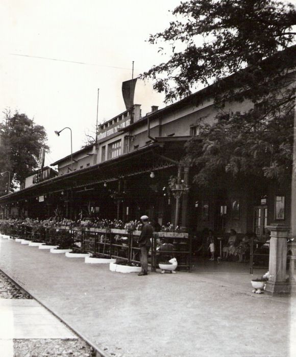  Piešťany - výpravná budova. Šikmý pohľad zo strany koľají od Bratislavy na priečelie. Foto: Anon., leto 1959. 120 x 164 