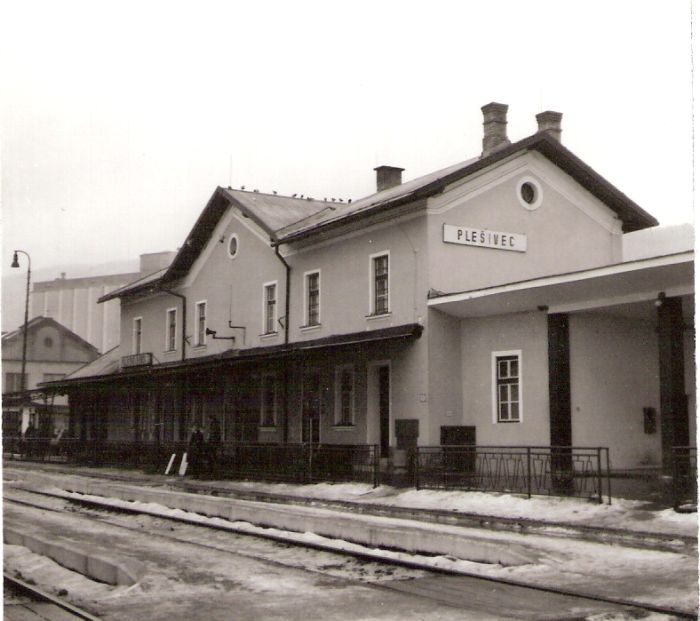  Plešivec - výpravná budova. Šikmý pohľad zo strany koľají od Zvolena. Foto: J. Kubáček, 11.1.1996. 100 x 100 