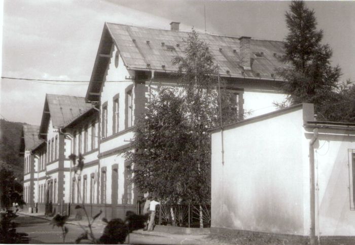  Podbrezová - výpravná budova. Šikmý pohľad zo strany koľají od Margecian. Foto: J. Kubáček, 5.7.1994. 180 x 120 