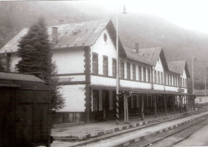  Podbrezová - výpravná budova. Šikmý pohľad zo strany koľají od Zvolena. Foto: J. Kubáček, 31.7.1992. 178 x 125 
