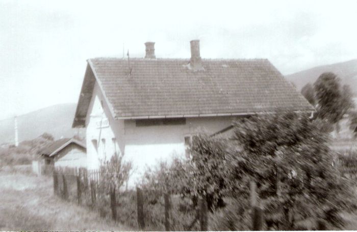 Polomka-Hámor - výpravná budova. Šikmý pohľad zo strany koľají od Margecian. Vzadu sklad, kombinovaný s WC. Foto: J. Kubáček, 13.7.1994. 180 x 120 