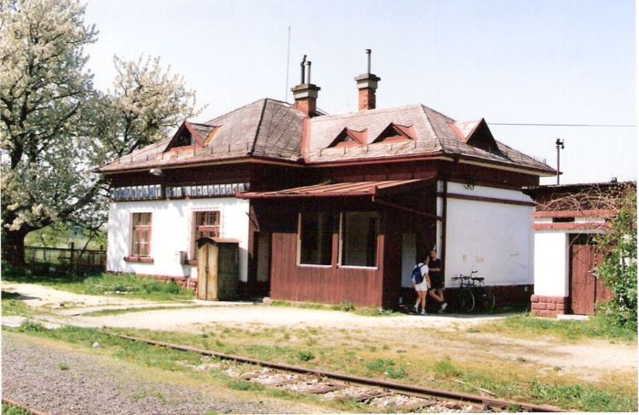  Podhorany pri Lužiankach - výpravná budova. Šikmý pohľad zo strany koľají od Zlatých Moraviec. Foto: R. Chalupa, 23.4.2000. 125 x 88, COLOR 