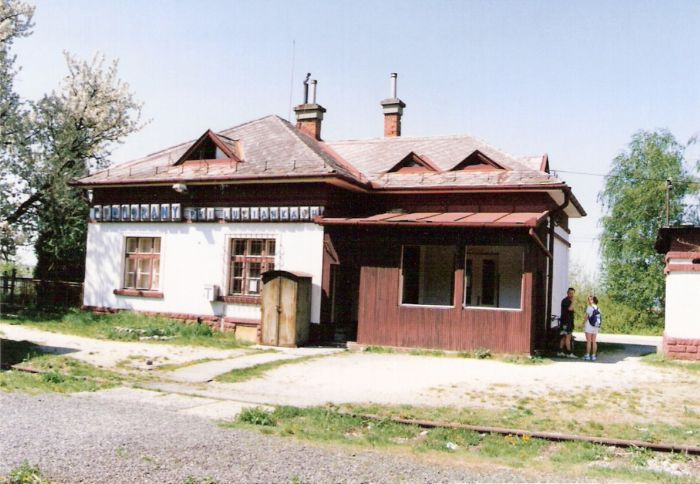  Podhorany pri Lužiankach - výpravná budova. Čelný pohľad zo strany koľají. Foto: R. Chalupa, 23.4.2000. 125 x 88, COLOR 