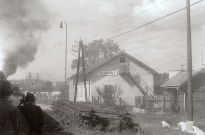  Podvysoká - výpravná budova. Šikmý pohľad zo strany koľají od Čadce. Vpredu sklad kombinovaný s WC. Foto: J. Kubáček, 14.8.1994. 178 x 120 
