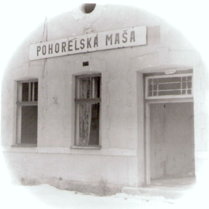  Pohorelská Maša - výpravná budova. Zimný čelný pohľad na priečelie na strane koľají. Foto: J. Kubáček, cca 1995. 122 x 122 