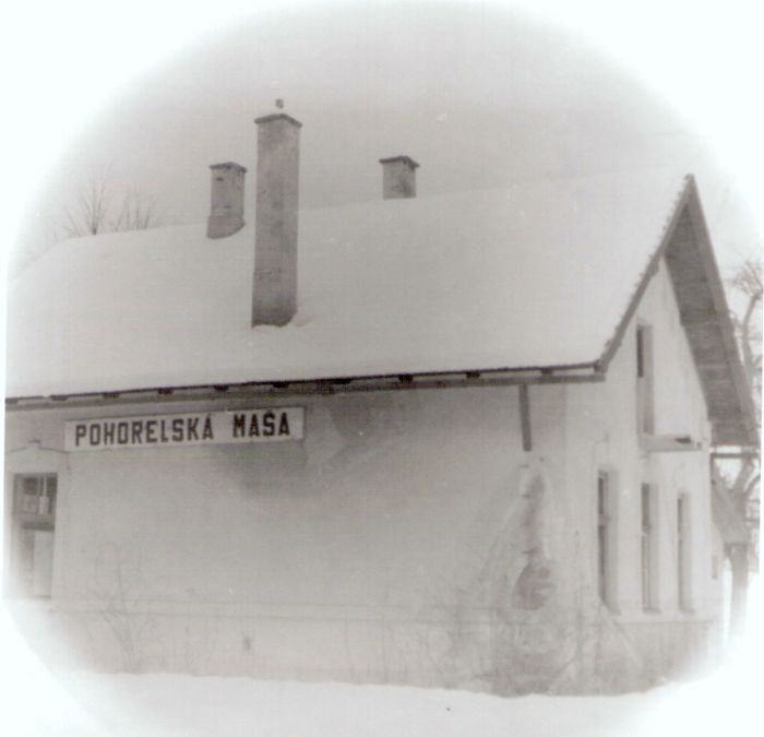  Pohorelská Maša - výpravná budova. Zimný šikmý pohľad z predstaničného priestoru od Zvolena. Foto: J. Kubáček, cca 1995. 122 x 122 