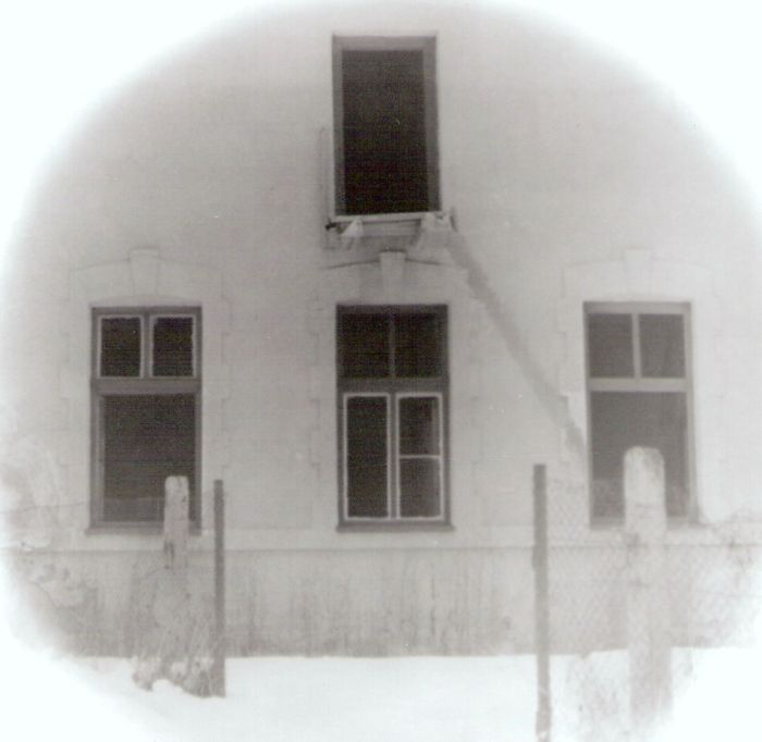  Pohorelská Maša - výpravná budova. Zimný čelný pohľad na predstaničné priečelie. Foto: J. Kubáček, cca 1995. 122 x 122 