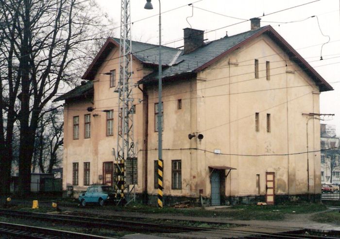  Považská Bystrica - výpravná budova stará. Šikmý pohľad zo strany koľají od Bratislavy. Foto: M. Entner, 14.12.1996. 125 x 89, COLOR 