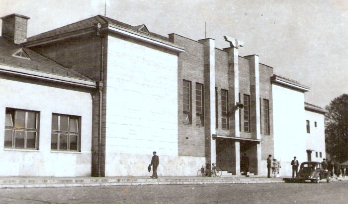  Považská Bystrica - výpravná budova nová. Šikmý pohľad z predstaničného priestoru od Bratislavy. Pred budovou osobný automobil. Foto: Anon., cca 1950. 131 x 84 