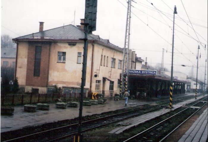  Považská Bystrica - výpravná budova nová. Šikmý pohľad zo strany koľají od Žiliny. Vpredu návestidlo AŽD. Foto: M. Entner, 14.12.1996. 125 x 89, COLOR 