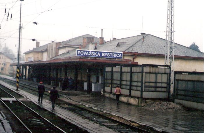  Považská Bystrica - výpravná budova nová. Šikmý pohľad zo strany koľají od Bratislavy. Vzadu stará výpravná budova. Foto: M. Entner, 14.12.1996. 125 x 89, COLOR 