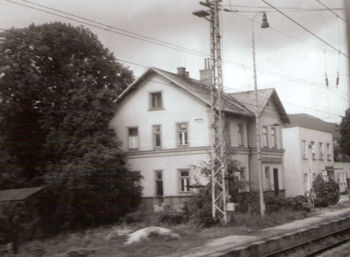  Považská Teplá - výpravná budova stará. Šikmý pohľad zo strany koľají od Bratislavy. Vzadu nová výpravná budova. Foto: J. Kubáček, 13.8.1994. 182 x 121 