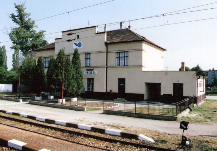  Pribeta - výpravná budova. Šikmý pohľad zo strany koľají od Štúrova. Foto: R. Chalupa, 8.5.2000. 126 x 88, COLOR 