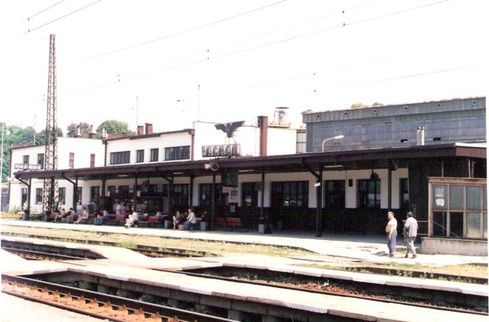  Púchov - výpravná budova. Šikmý pohľad zo strany koľají od Bratislavy. Foto: M. Entner, 8.1996. 126 x 89, COLOR 