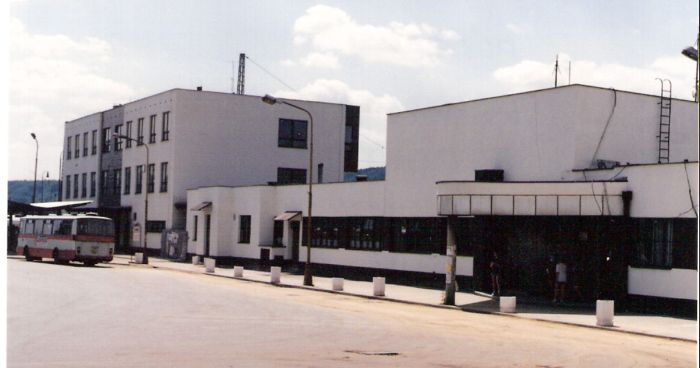  Púchov - výpravná budova. Šikmý pohľad na bratislavskú časť predstaničného priečelia. Vzadu nová administratívna budova. Foto: M. Entner, 8.1996. 126 x 89, COLOR 