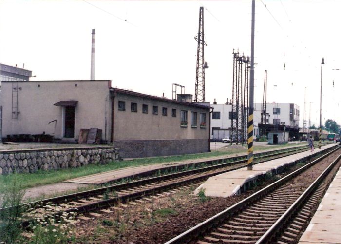  Púchov - staničné objekty. Šikmý pohľad zo strany koľají od Žiliny. Foto: M. Entner, 8.1996. 126 x 89, COLOR 