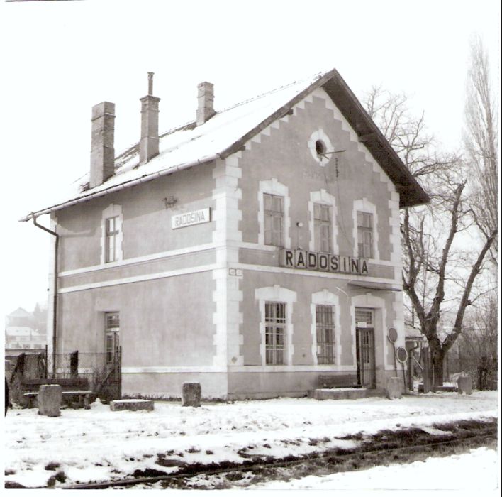  Radošina - výpravná budova. Zimný šikmý pohľad zo strany koľají od Zbehov. Foto: J. Kubáček, 5.1.1996. 100 x 100 