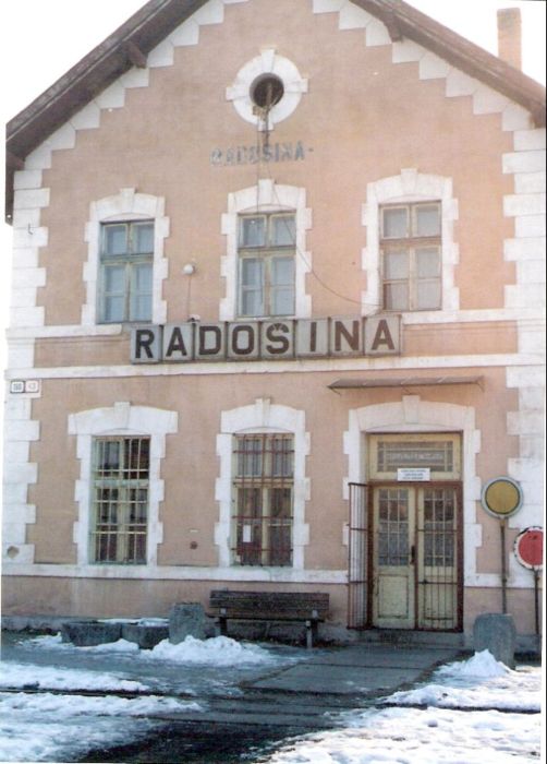  Radošina - výpravná budova. Zimný čelný pohľad na priečelie zo strany koľají. Foto: M. Entner, 2.1996. 89 x 126, COLOR 