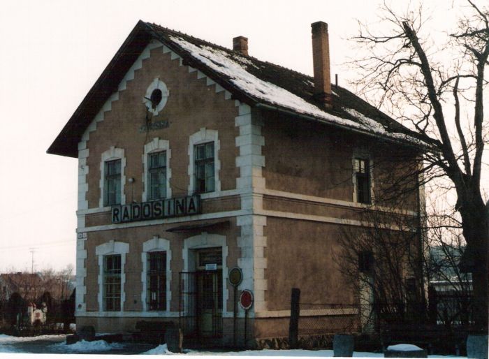  Radošina - výpravná budova. Zimný šikmý pohľad zo strany koľají od konca trate. Foto: M. Entner, 2.1996. 178 x 126, COLOR 