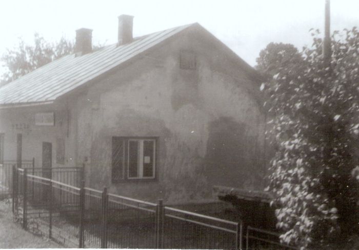  Raková-Zemanov - výpravná budova. Šikmý pohľad zo strany koľají od Makova. Foto: J. Kubáček, 14.8.1994. 179 x 120 