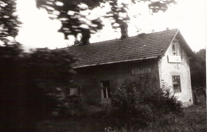  Roštár - výpravná budova. Šikmý pohľad zo strany koľají od Slavošoviec. Foto: J. Kubáček, 31.7.1992. 179 x 125 