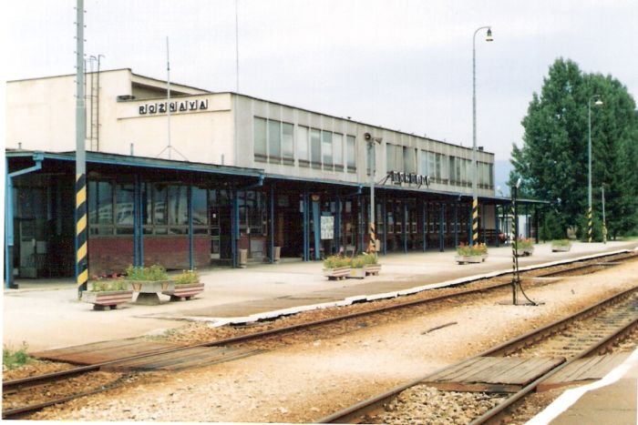  Rožňava - výpravná budova nová. Šikmý pohľad zo strany koľají od Zvolena. Foto: Anon., cca 1995. 126 x 89, COLOR 