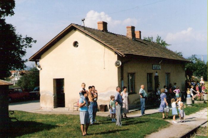  Ruskovce - výpravná budova. Šikmý pohľad zo strany koľají od Topolčian. Ľudia. Foto: M. Entner, 25.8.1996. 126 x 89, COLOR 