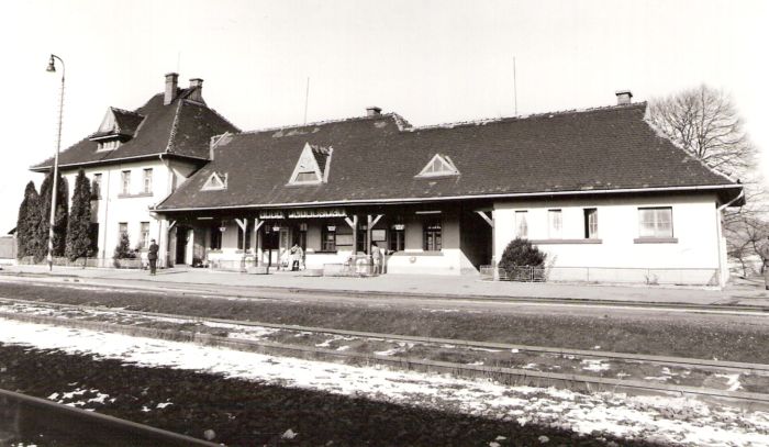  Sása-Pliešovce - výpravná budova. Šikmý pohľad zo strany koľají od Šiah. Foto: M. Meliška, cca 1995. 174 x 123 
