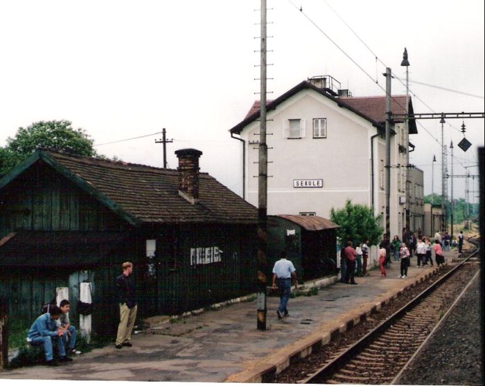  Sekule - staničné objekty. Šikmý pohľad zo strany koľají od Bratislavy. Foto: M. Entner, 13.6.1996. 126 x 89, COLOR 