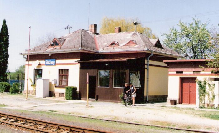  Sľažany - výpravná budova. Šikmý pohľad zo strany koľají od Zlatých Moraviec. Foto: R. Chalupa, 23.4.2000. 126 x 88, COLOR 