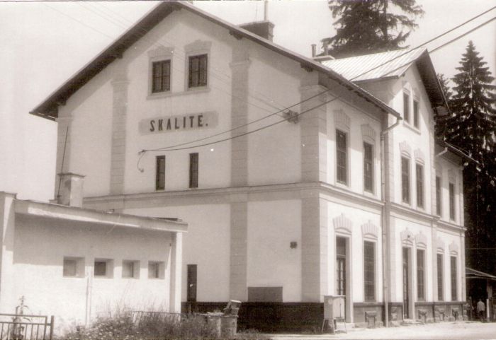  Skalité - výpravná budova. Šikmý pohľad z predstaničného priestoru od Čadce. Foto: J. Kubáček, 26.6.1994. 178 x 120 