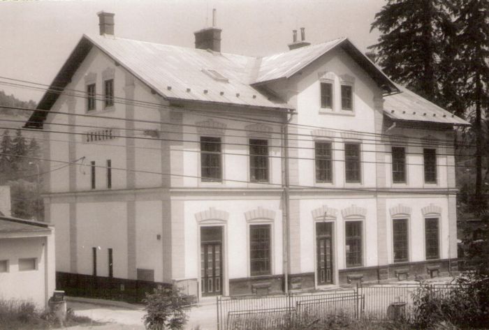  Skalité - výpravná budova. Šikmý pohľad z predstaničného priestoru od Čadce. Foto: J. Kubáček, 26.6.1994. 179 x 119 