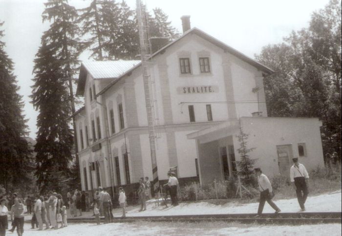  Skalité - výpravná budova. Šikmý pohľad zo strany koľají od Čadce. Foto: J. Kubáček, 26.6.1994. 178 x 120 